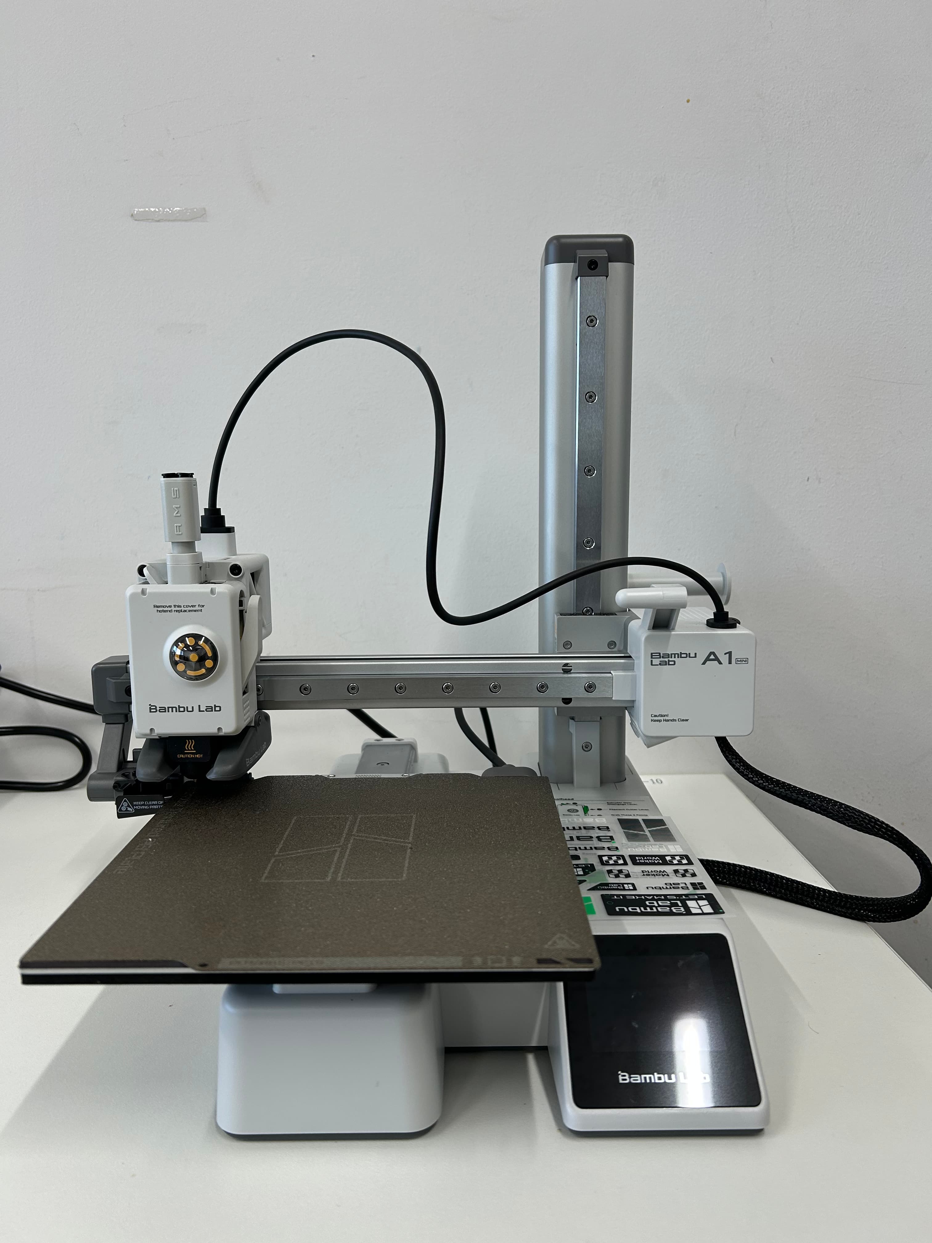 教育向け教材を造形中の3Dプリンター